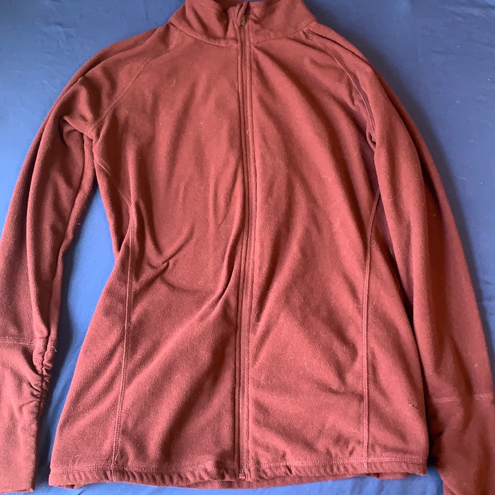 hi! i am selling a maroon everlast jacket!